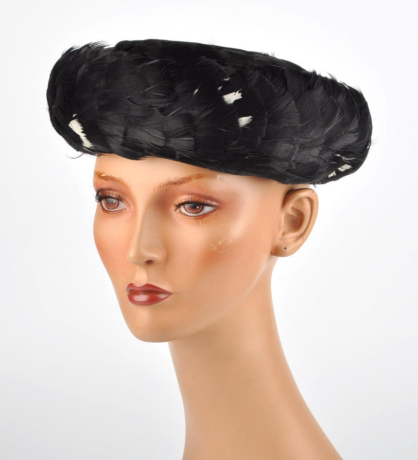 KOPFBEDECKUNG 25. damhatt Runda mössa fjäder hatt USA omkring 1950.