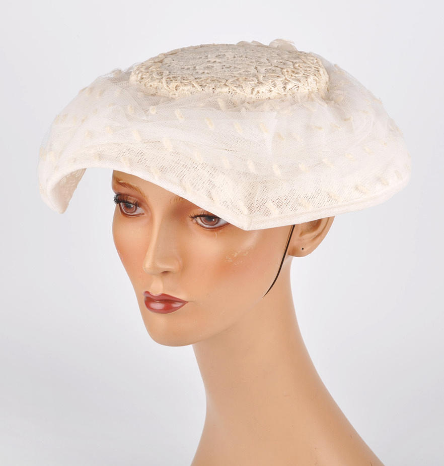 KOPFBEDECKUNG 26. damhatt Lätt sommarhatt med utsvängd kant.