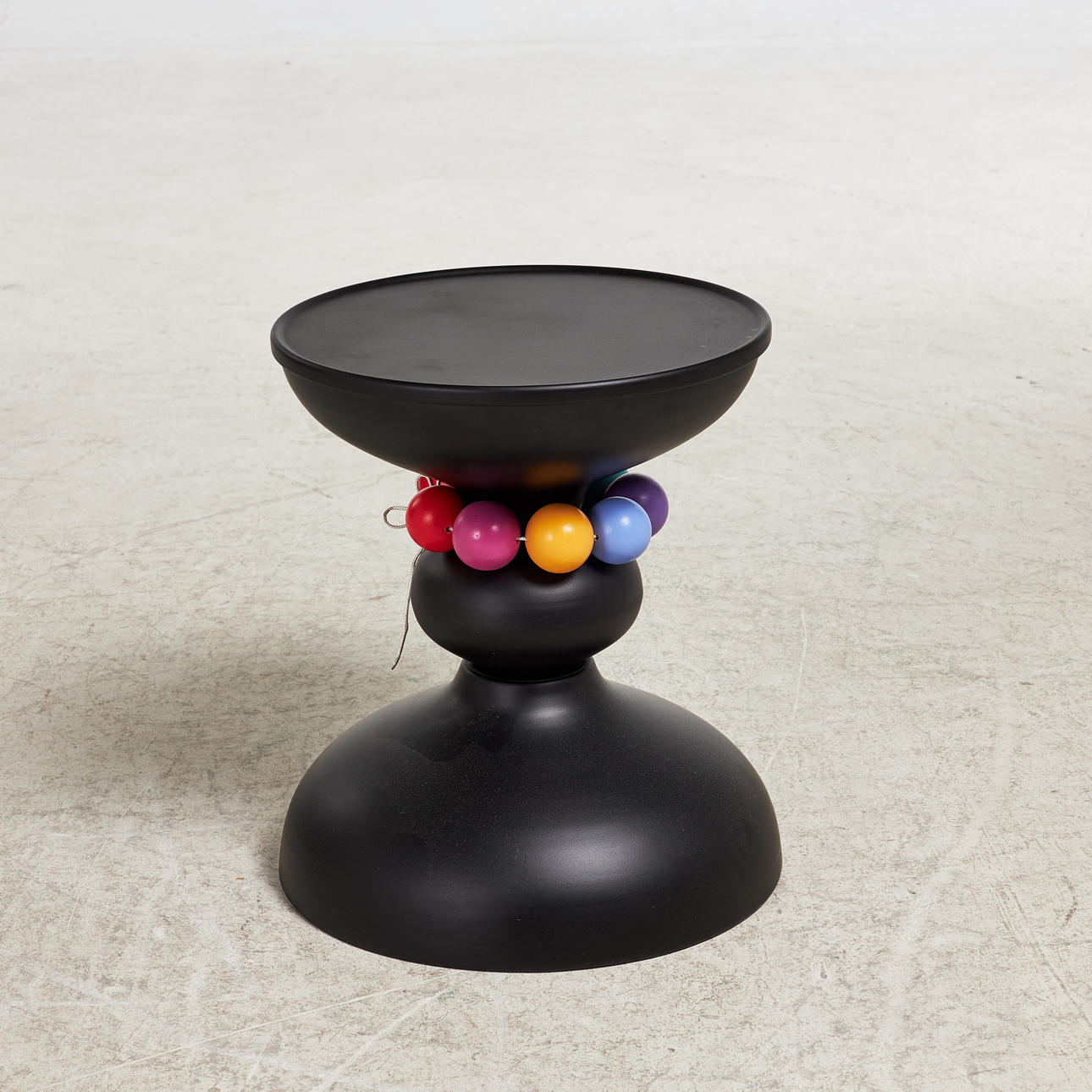 BEISTELLTISCH, „Agust“, Ikea, 2000er Jahre, Gestell aus schwarz lackiertem Metall, Farbe aus lackiertem Holz, beschriftet. Möbel - Tische