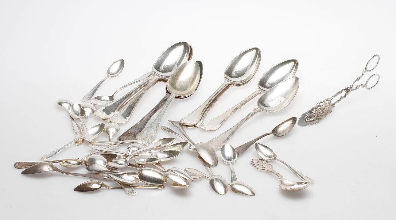 SILVERFÖREMÅL, 41 delar, 1800-1900-tal, vikt ca 997 gram.