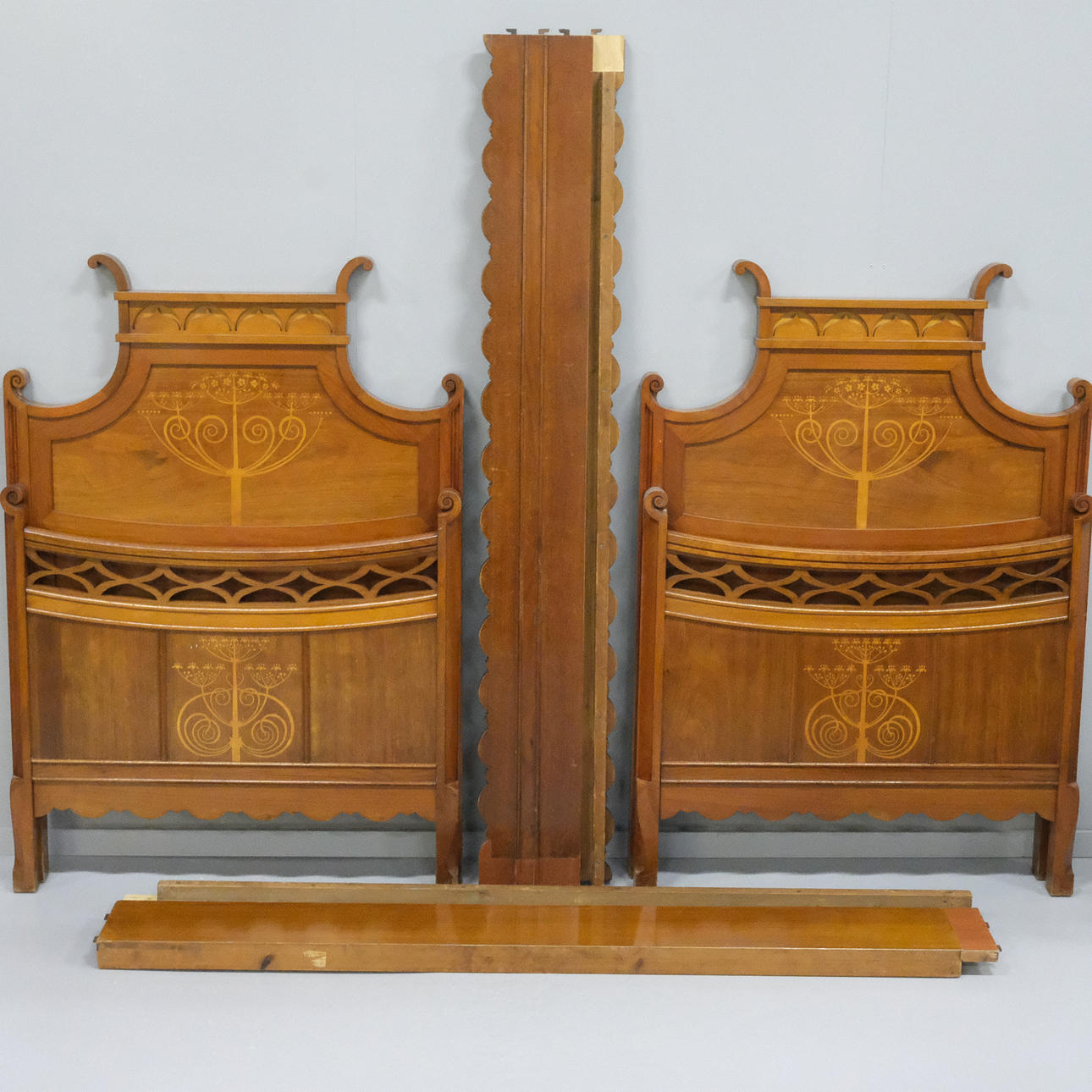 MUEBLES DE DORMITORIO, ESTILO IMPERIO, HACIA 1900.