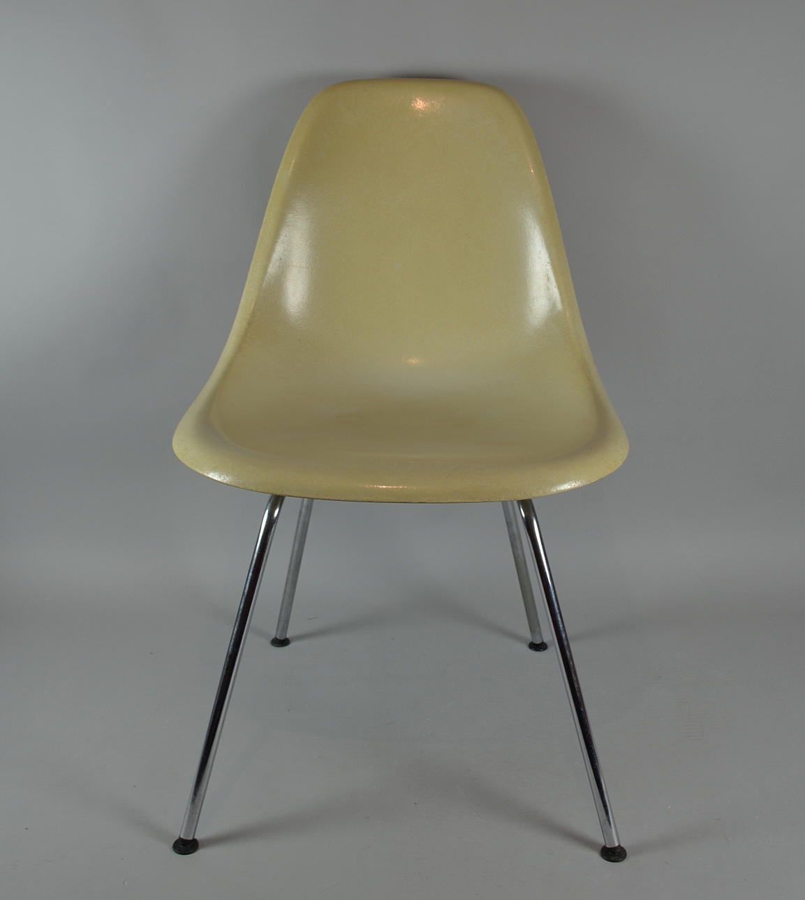 CHARLES & RAY EAMES. En sidostol DSX.