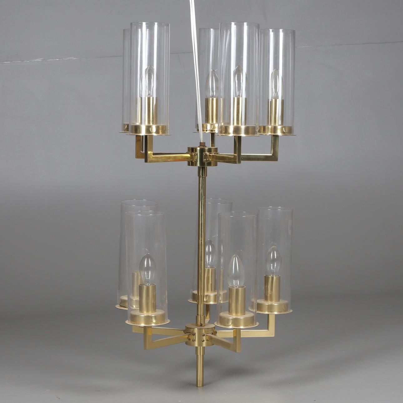 TAKLAMPA, mässing samt glas, Hans-Agne Jakobsson AB, Markaryd, 1900-talets andra hälft.