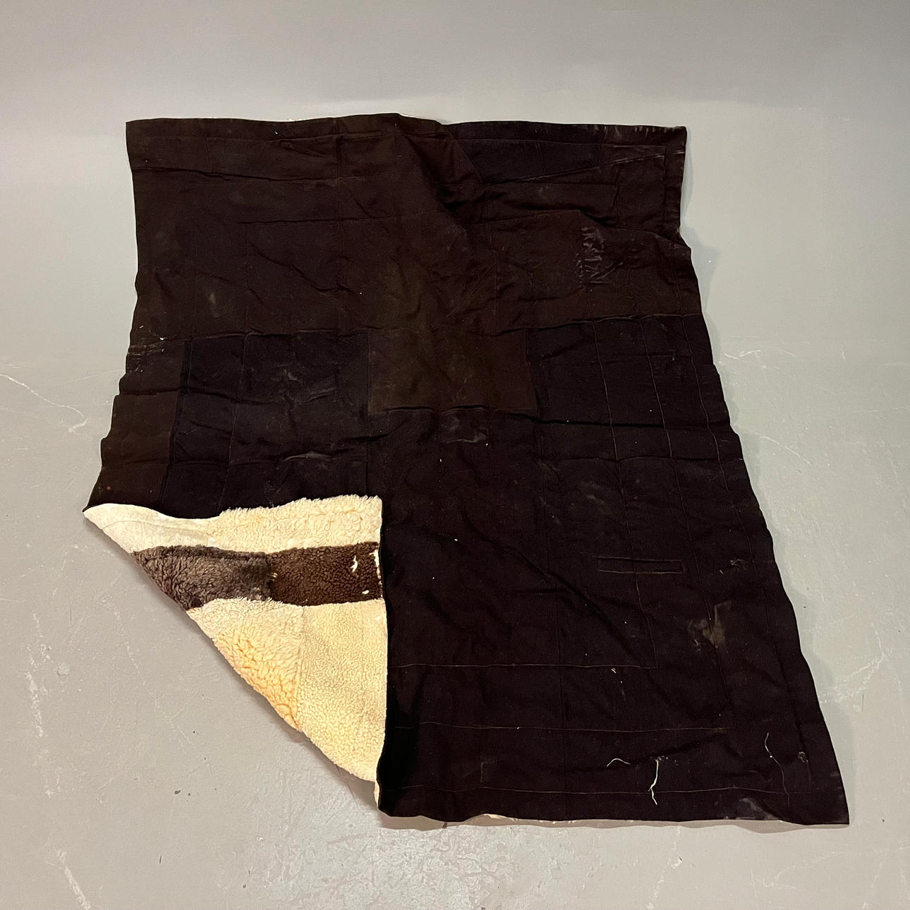 VAGNSTÄCKE med fårskinn.