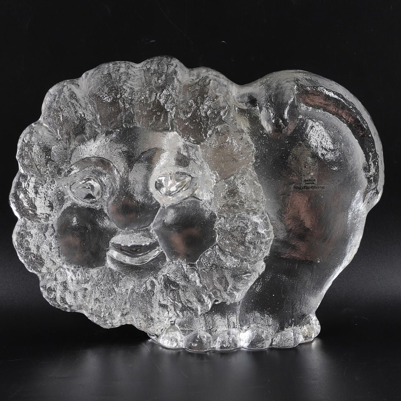 LARS HELLSTEN. wall sculpture, lion, crystal, Skruf.