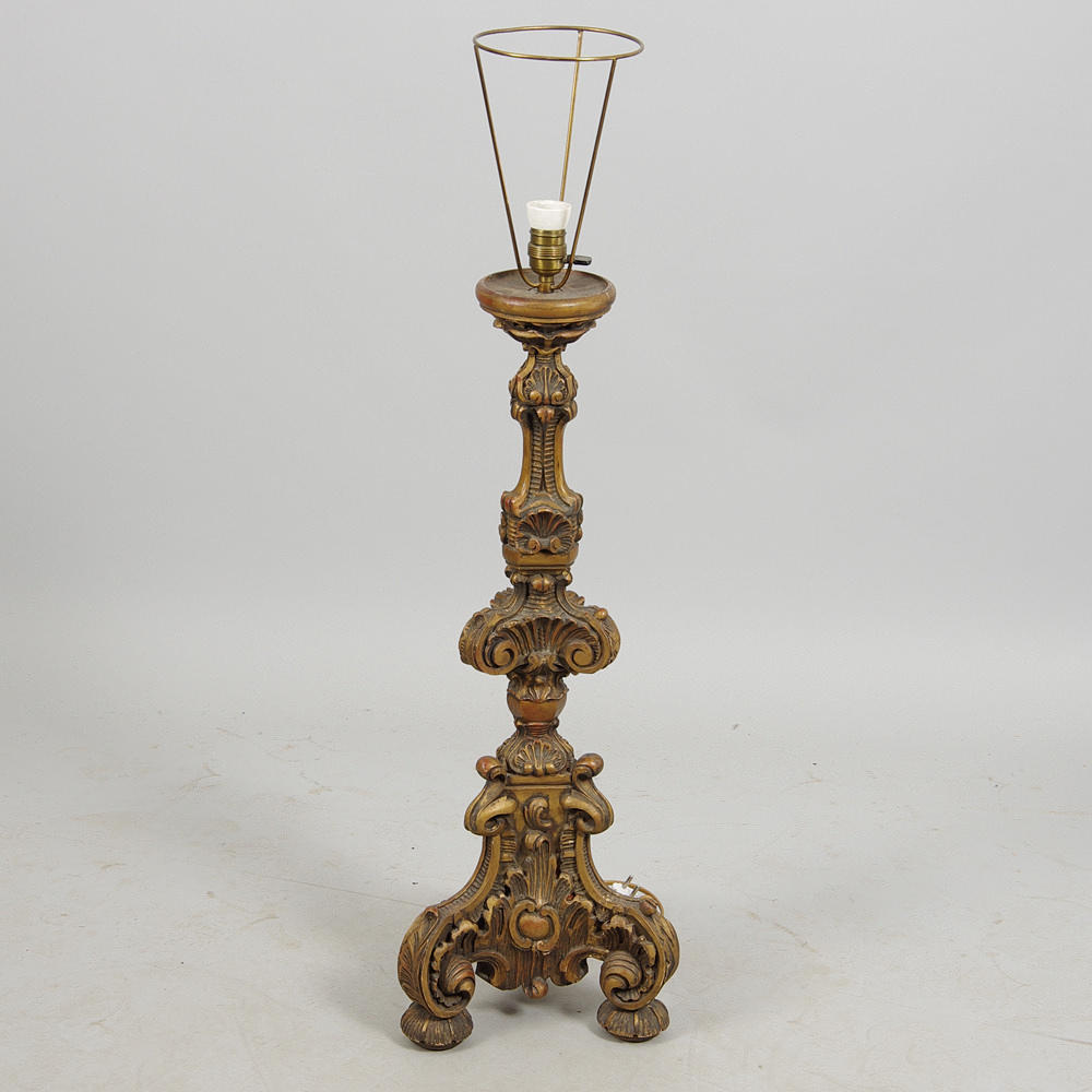 GOLVLAMPA, bronserat trä, barockstil.