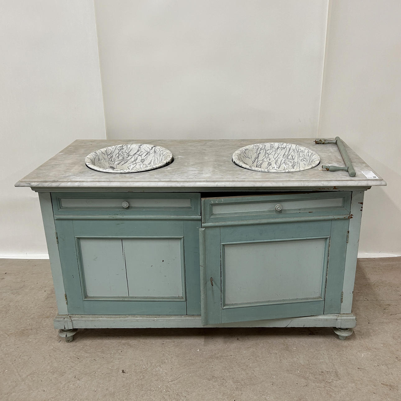 KOMMOD, omkring sekelskiftet 1900.