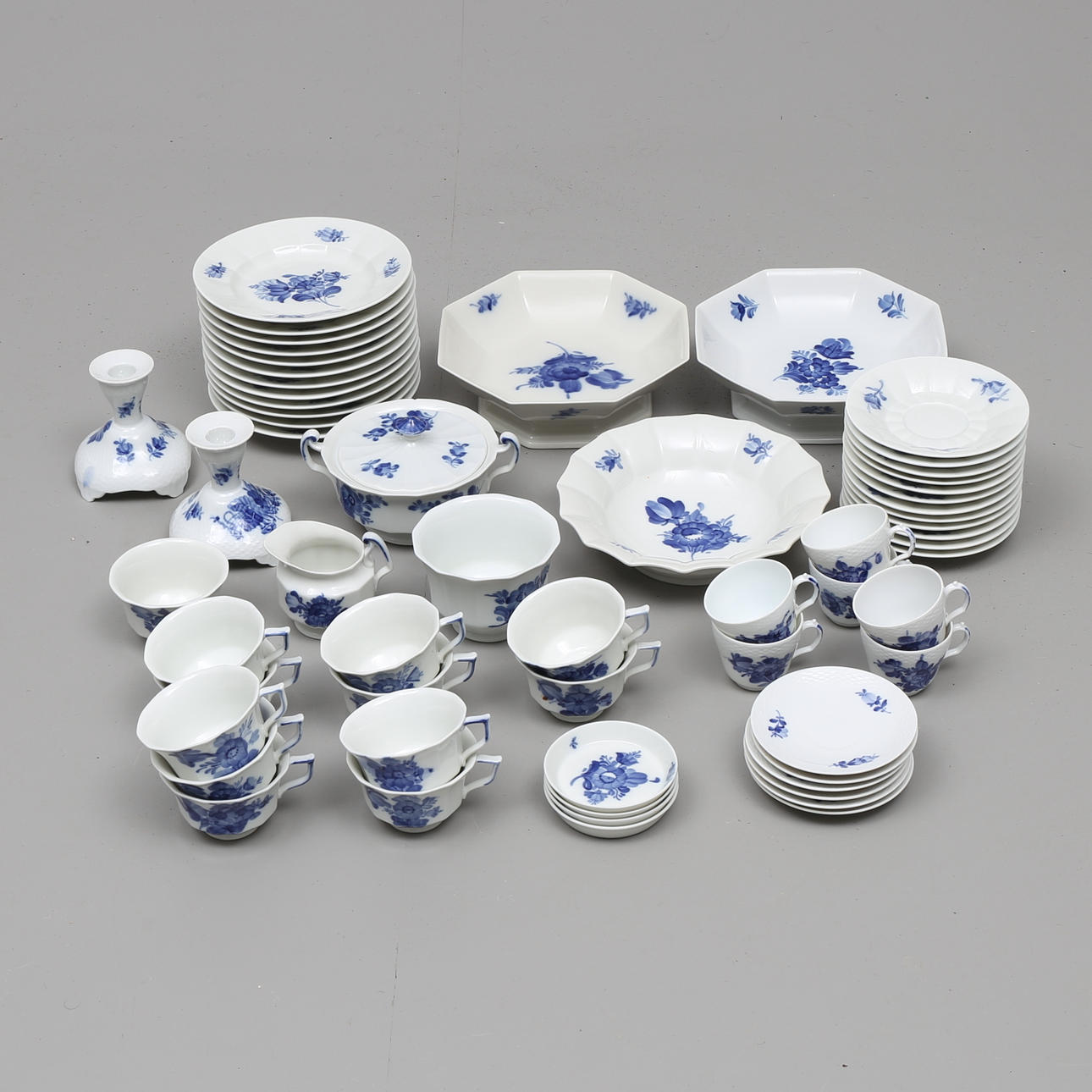 SERVISDELAR, 59 delar, "Blå Blomst", Royal Copenhagen.