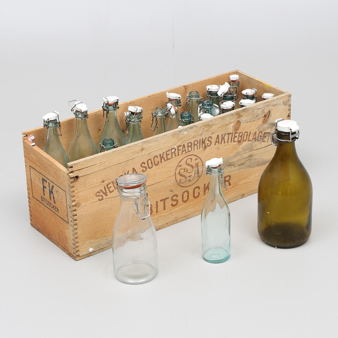 DRICKAFLASKOR, 21 st, samt TRÄLÅDA för bitsocker.