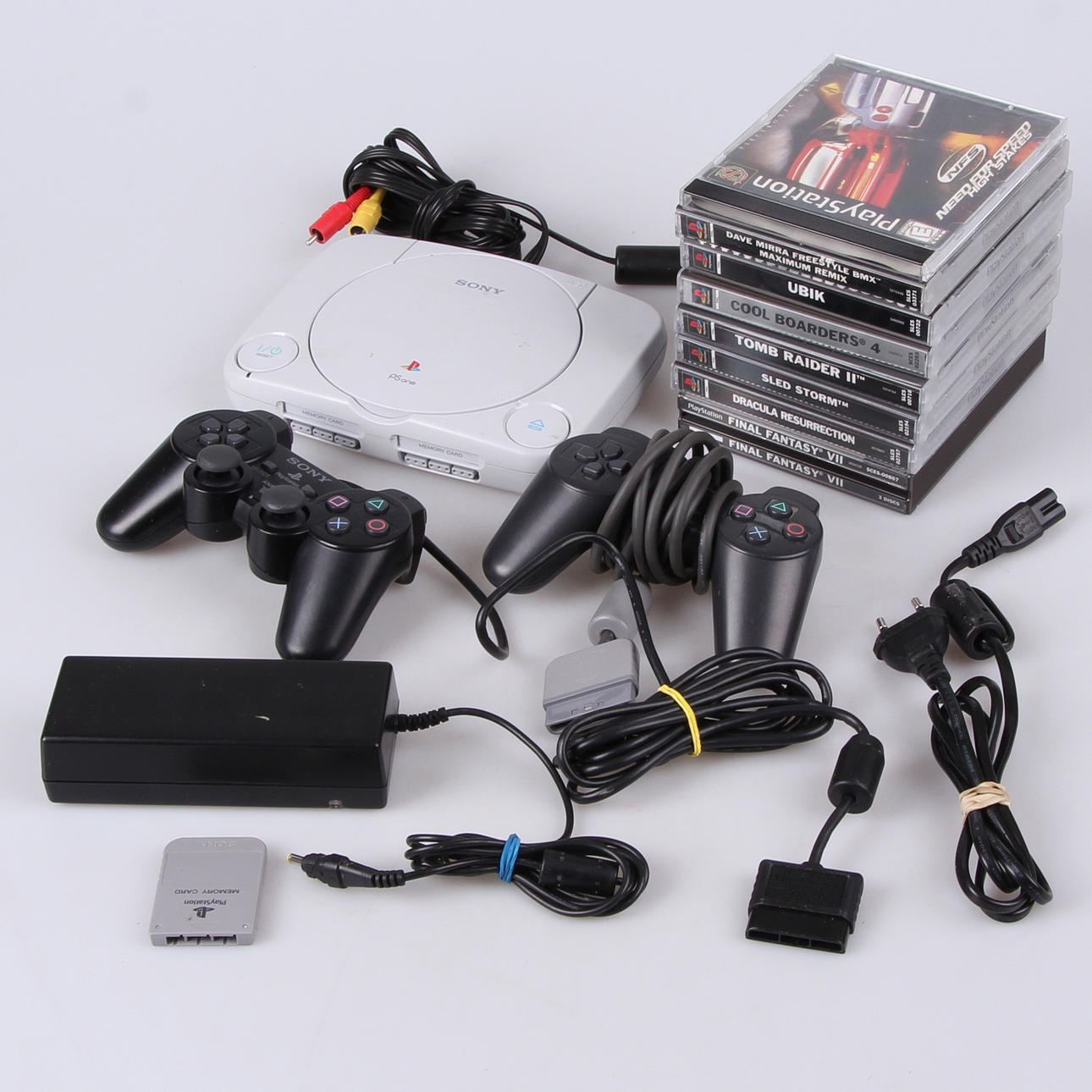 SPELKONSOL, samt 8 spel, Sony Playstation One.