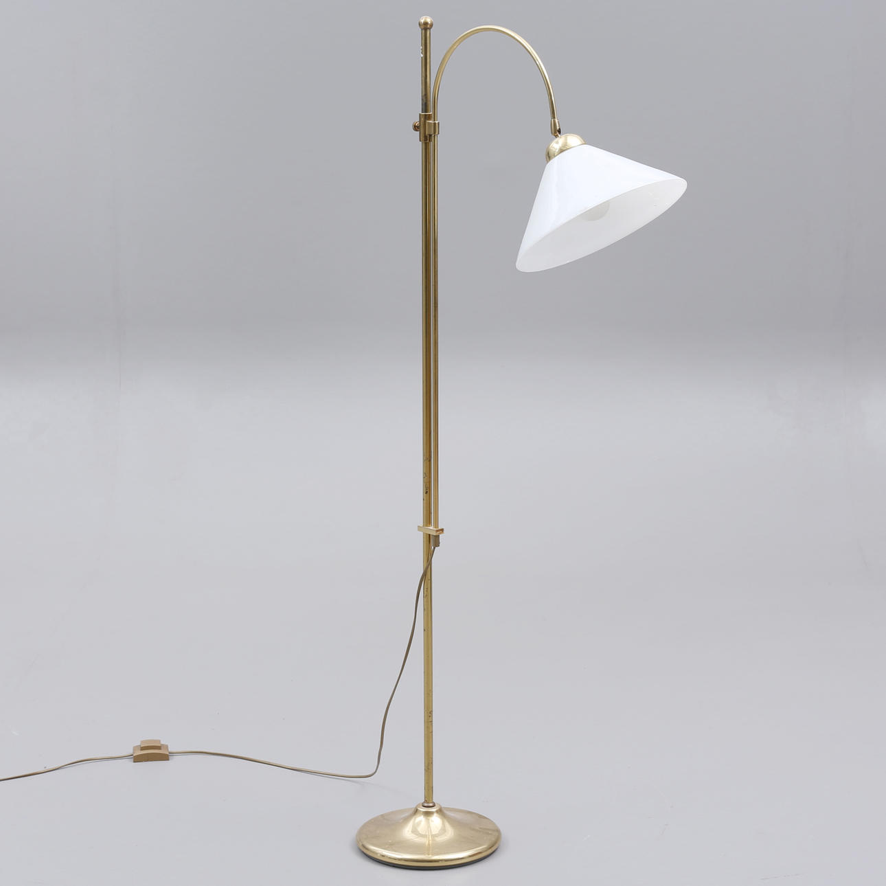 GOLVLAMPA, mässing, Texa, 1900-talets andra hälft.