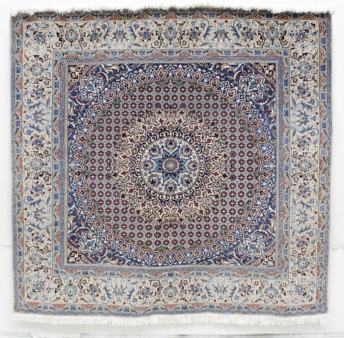 MATTA, Persisk, Nain med silkesinslag, 200 x 203 cm.