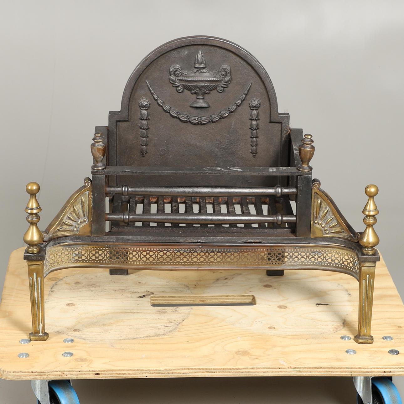 FEUERKORB AUS GUSSEISEN UND MESSING.