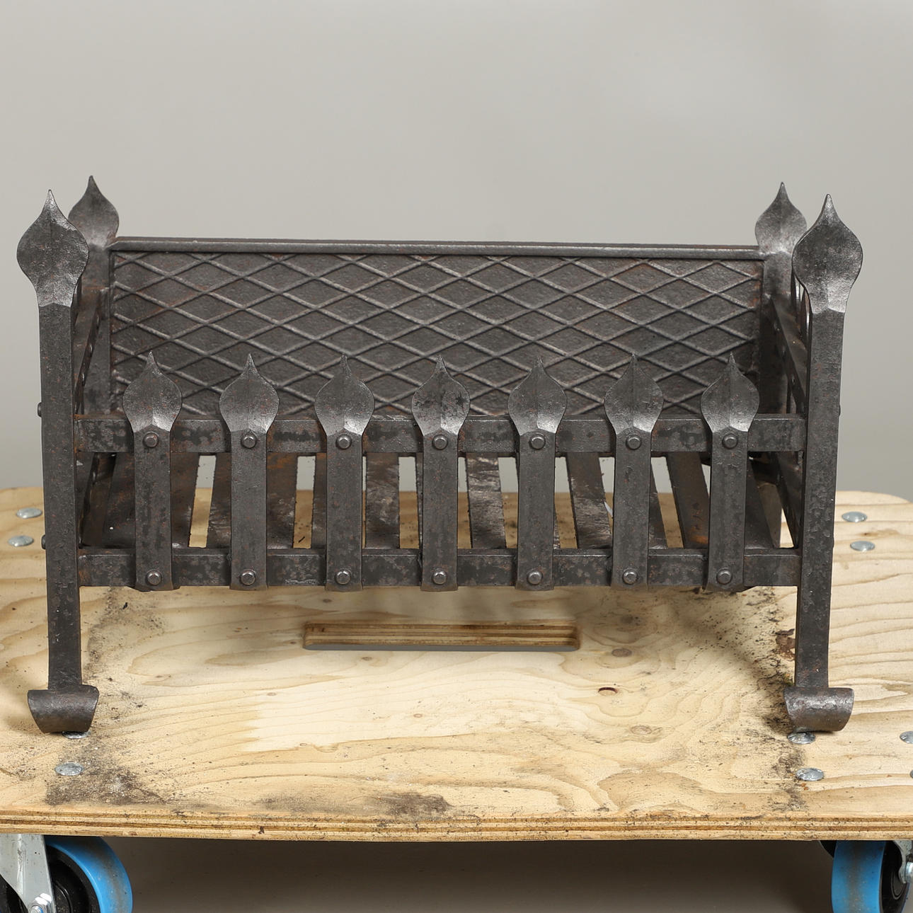 FEUERKORB AUS GUSS- UND SCHMIEDEEISEN.