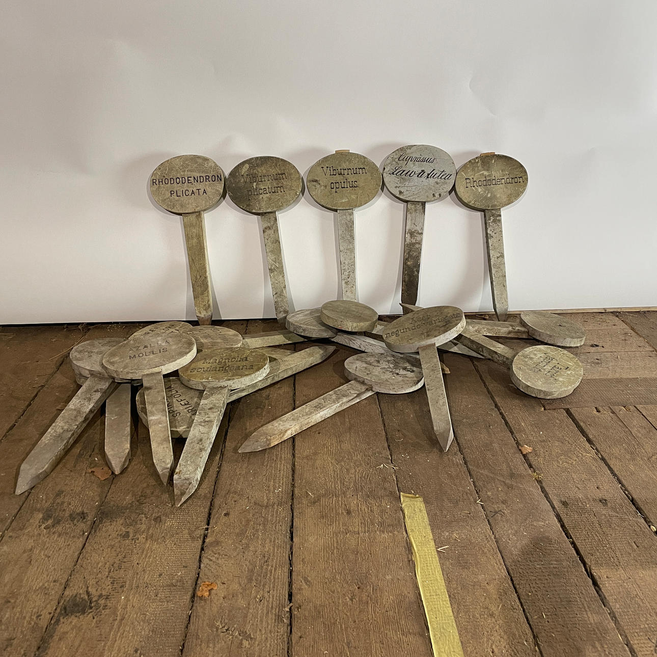 TRÄDGÅRDSSKYLTAR, 18 st. Bemålat trä, 1900-tal.