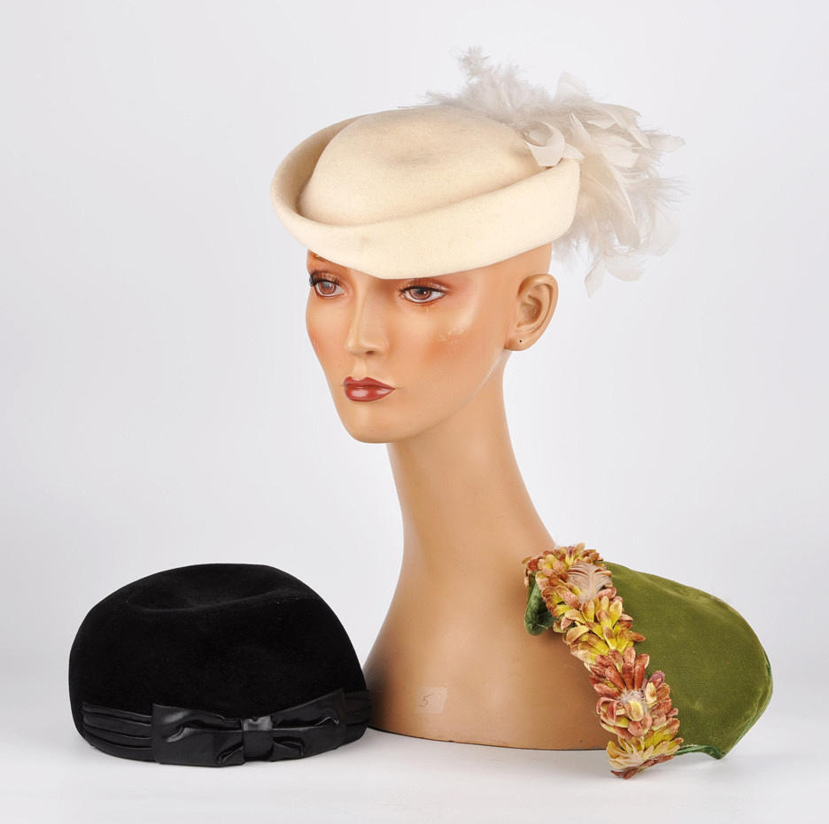 KOPFBEDECKUNG 27. damhatt Mycket av 3 kepsar, kepsar.