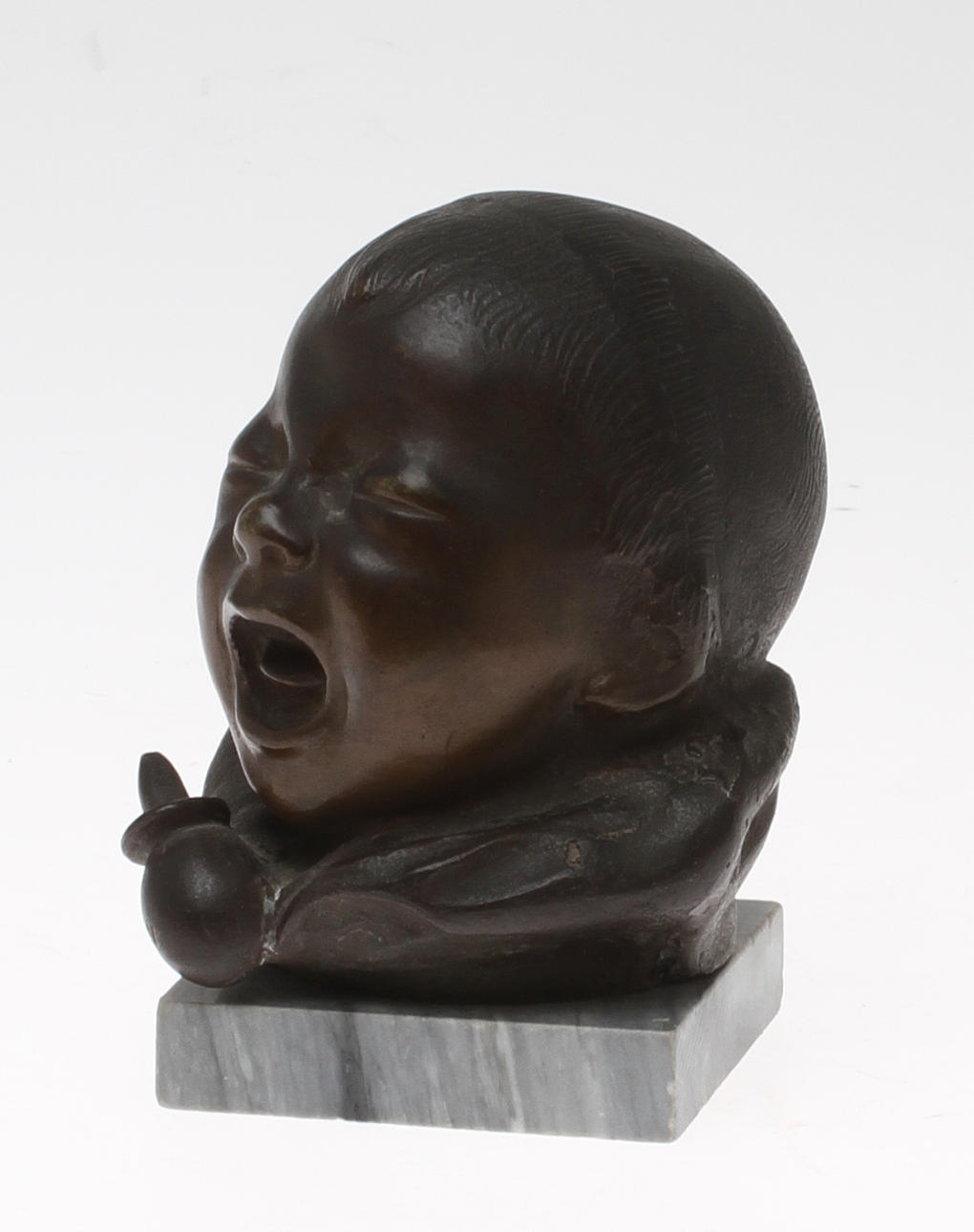 OKÄND KONSTNÄR. Gråtande barn, brons på stensockel, otydligt signerad.