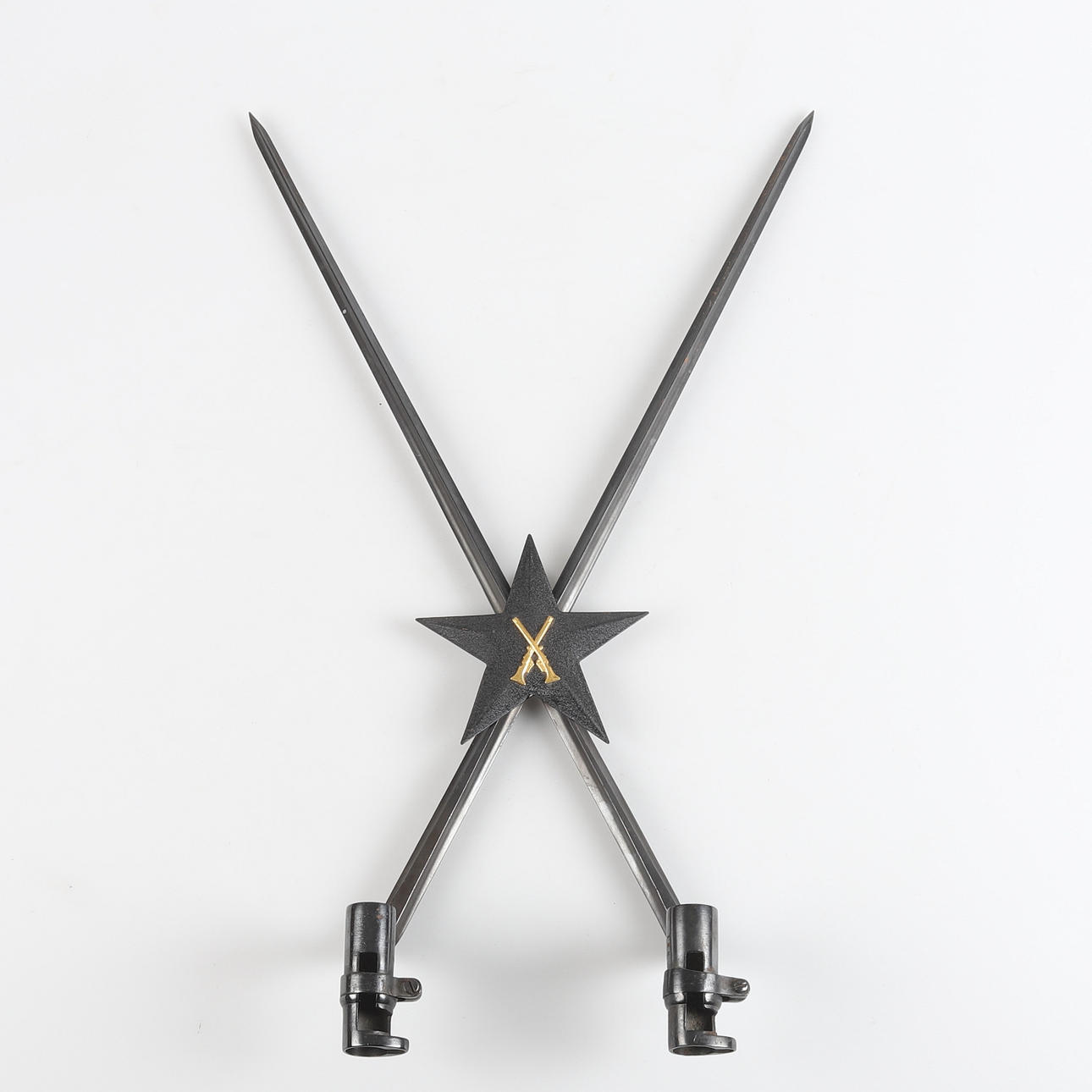 VÆG LYSSTIK lavet af bajonetter.