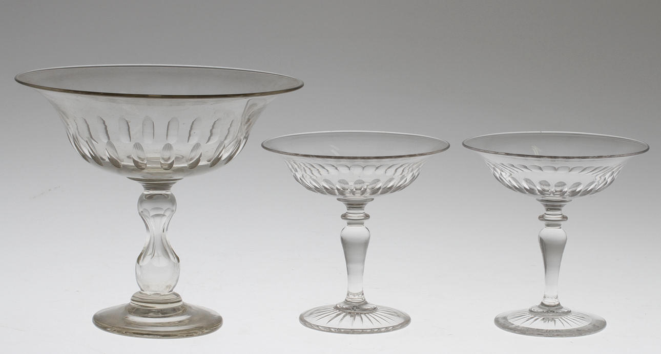 SKÅLAR PÅ FOT, glas, 2 + 1 st. 1900-talets första hälft.