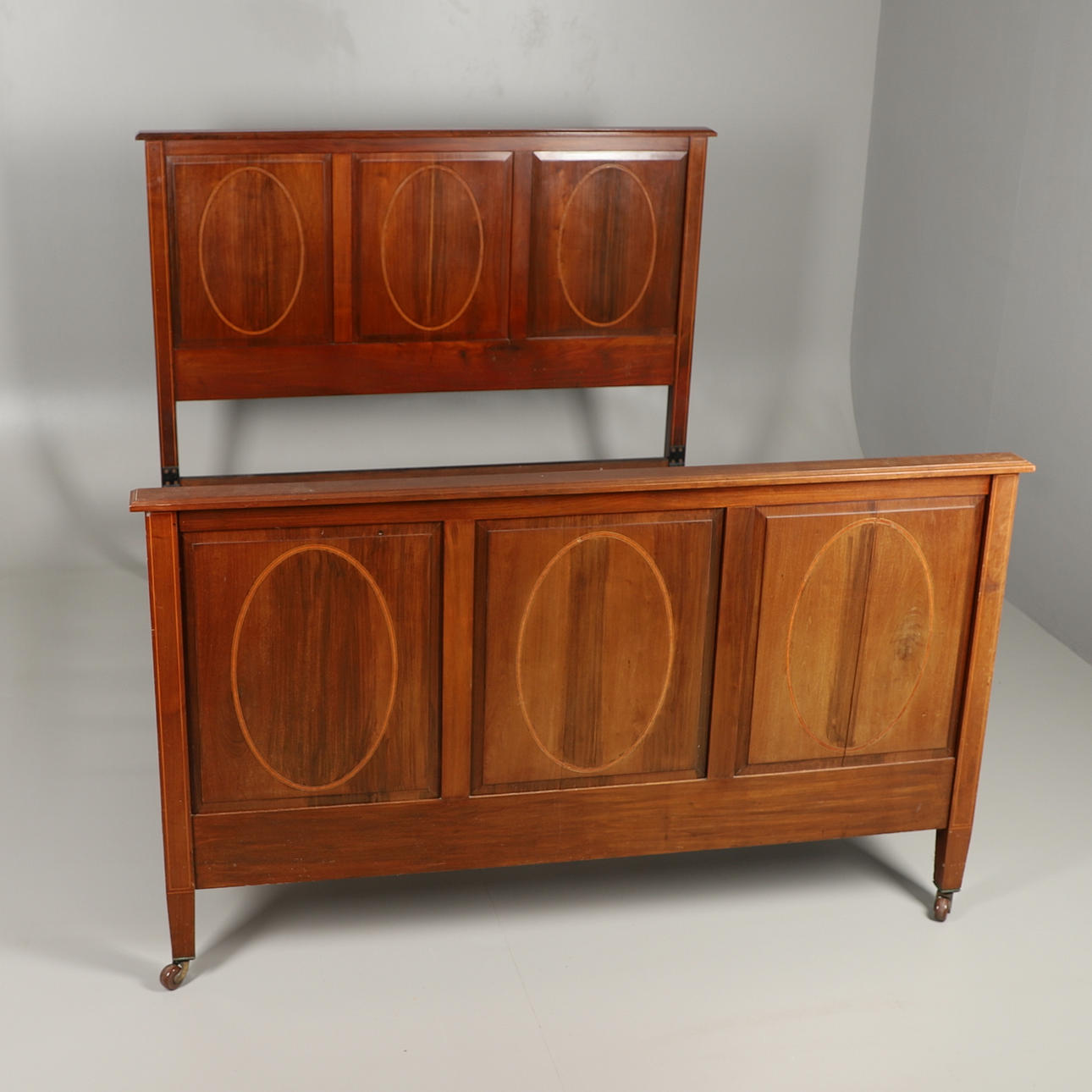 AN EDWARDIAN MAHOGANY KINGSIZE BED.