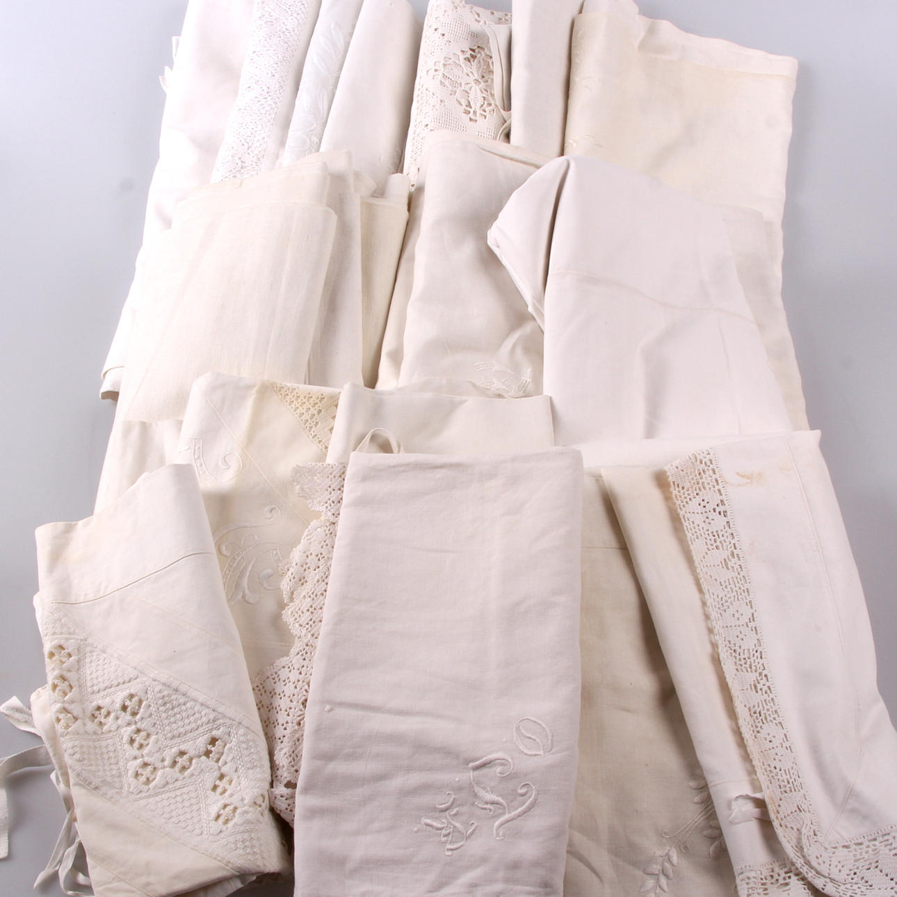 PARTI LINNE, 24 delar, örngott samt lakan med brodyr.