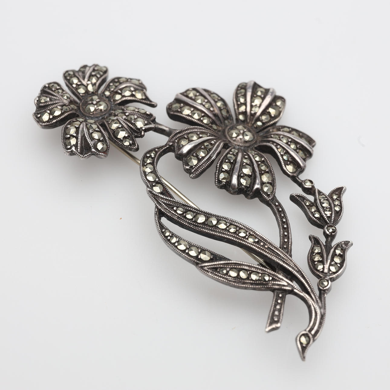 BROCH med markasiter silver.