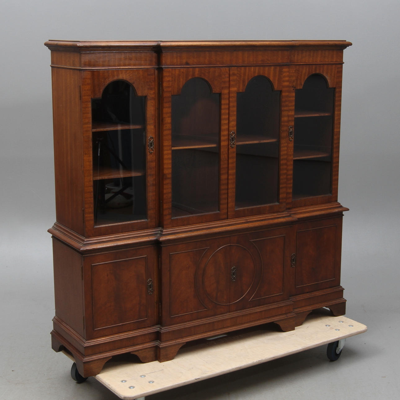 VITRINSKÅP, A Bevan Funnell of Brighton Product, England. 1900/2000-tal.