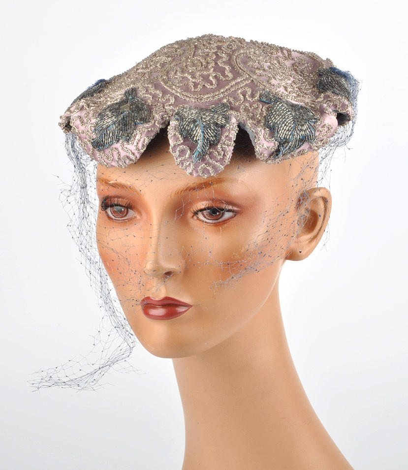 KOPFBEDECKUNG 31. damhatt motorhuv, cap lila med paljetter. ca. 1960.