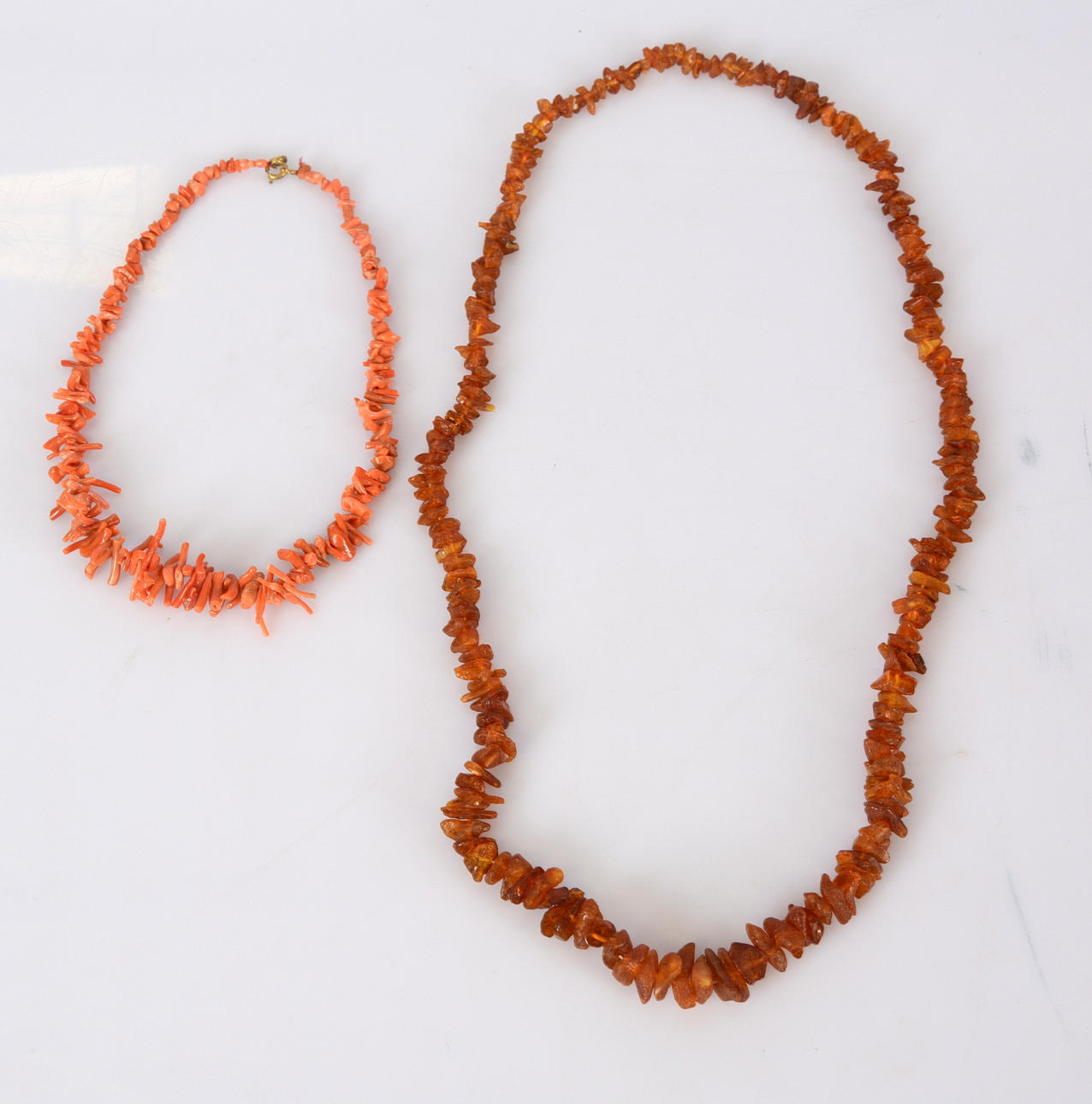 Korall och bärnstenshalsband.