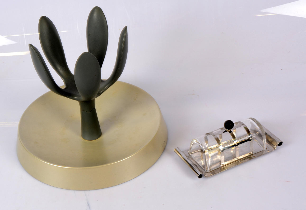 ALESSI. Fruktskål samt ostkupa.