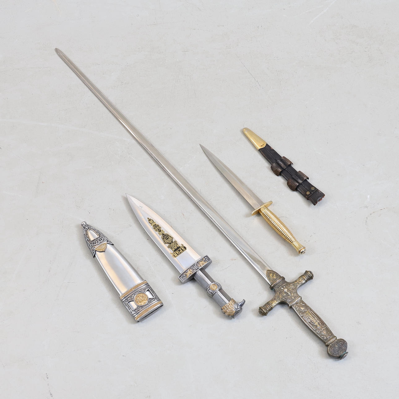 SVÄRD & KNIVAR, 3 st, metall, samtida.