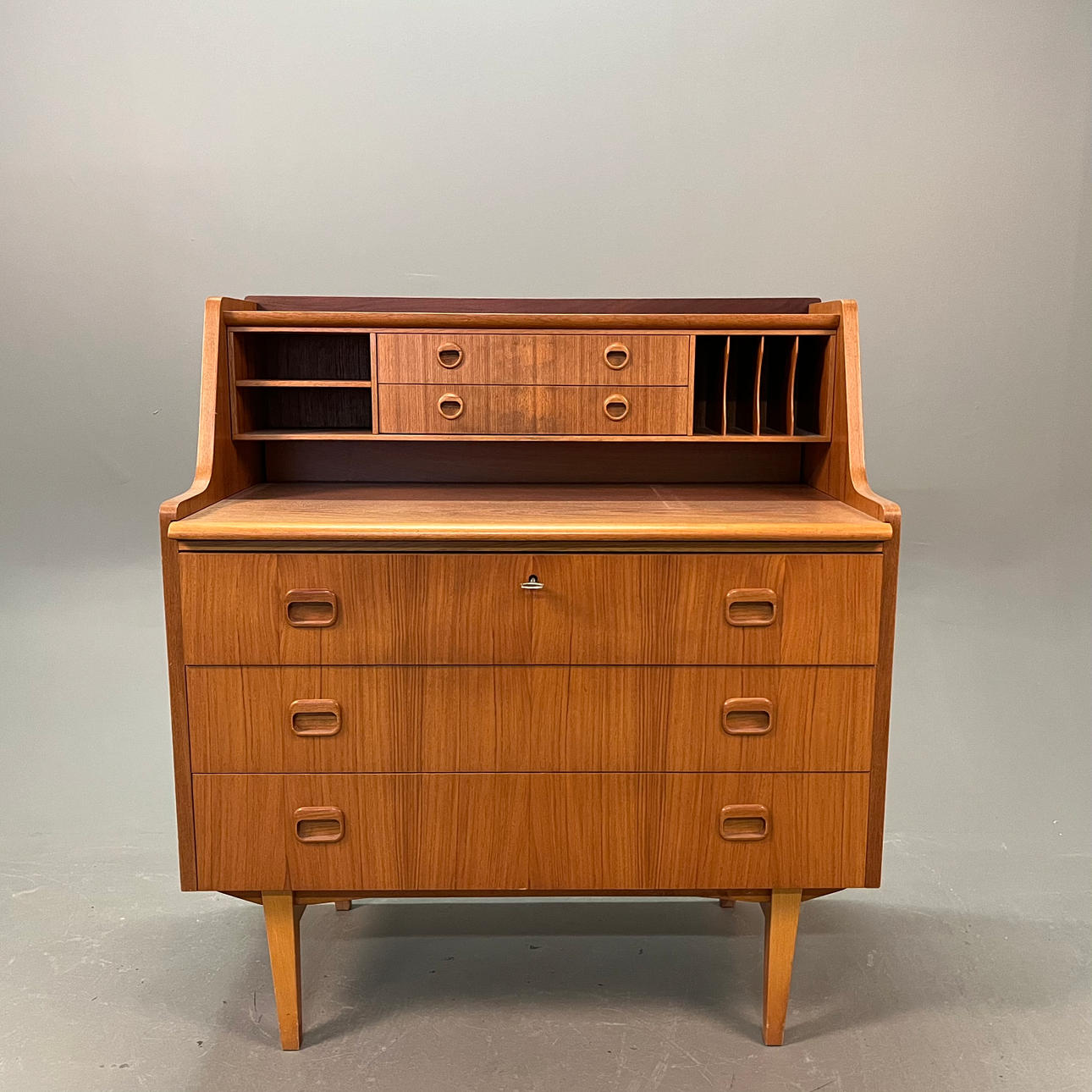 SEKRETÆR, teaktræ, 1960'erne.