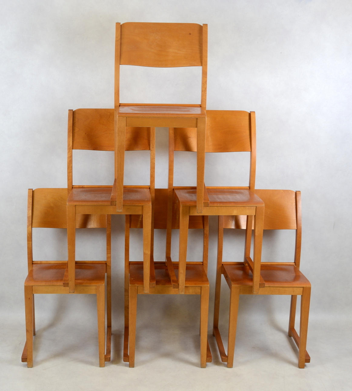 SVEN MARKELIUS. Stolar, 6 st, "Orkesterstolen", formgiven för Helsingborgs konserthus, 1930-tal.