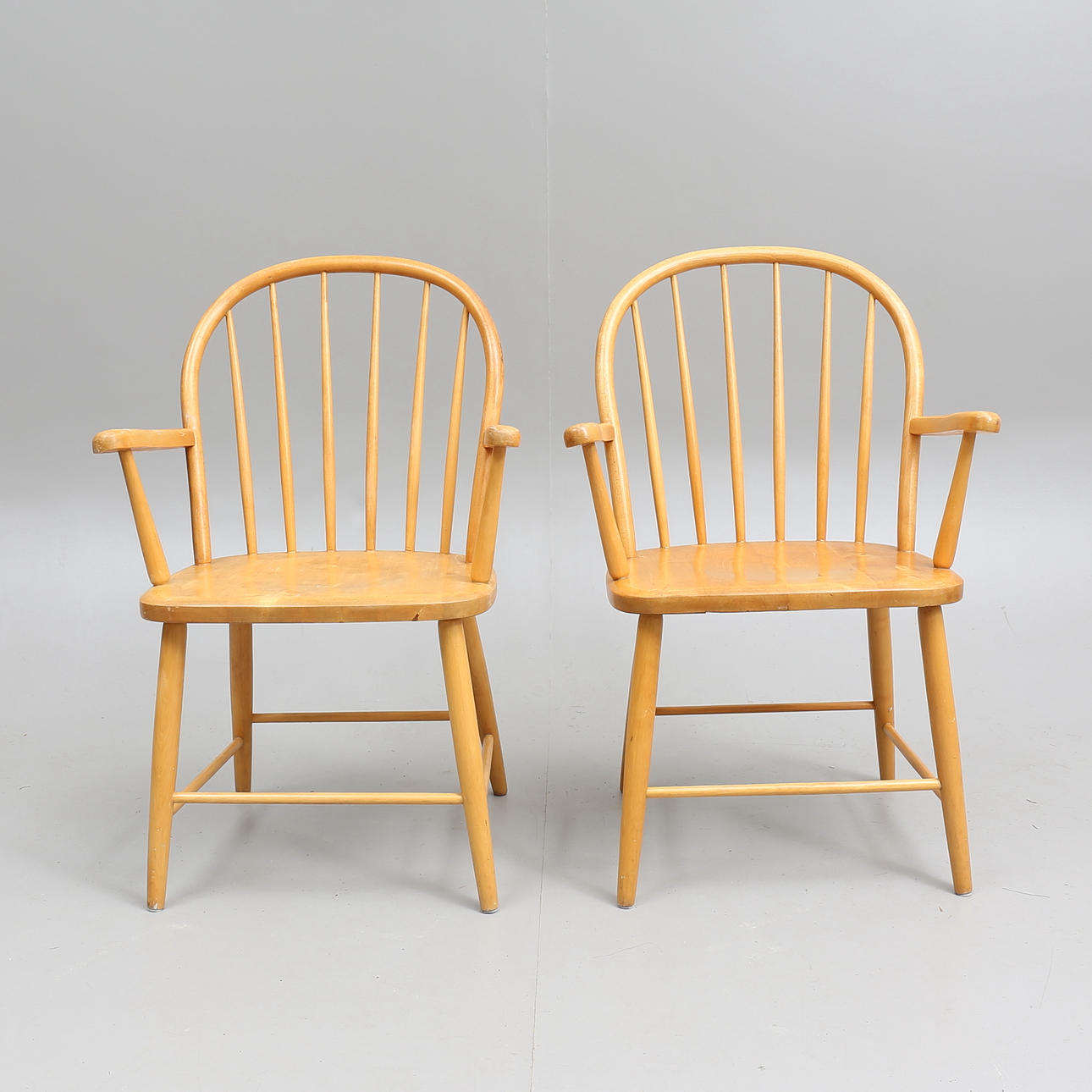 KARMSTOLAR, ett par, omkring 1900-talets mitt.