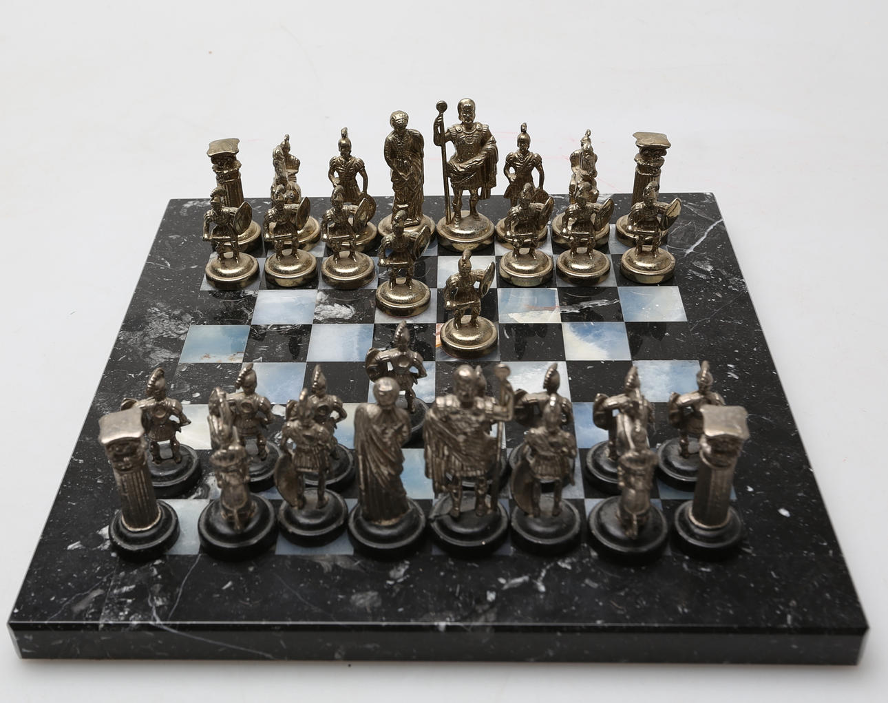 SCHACH, mit Figuren, das Brett aus Stein.