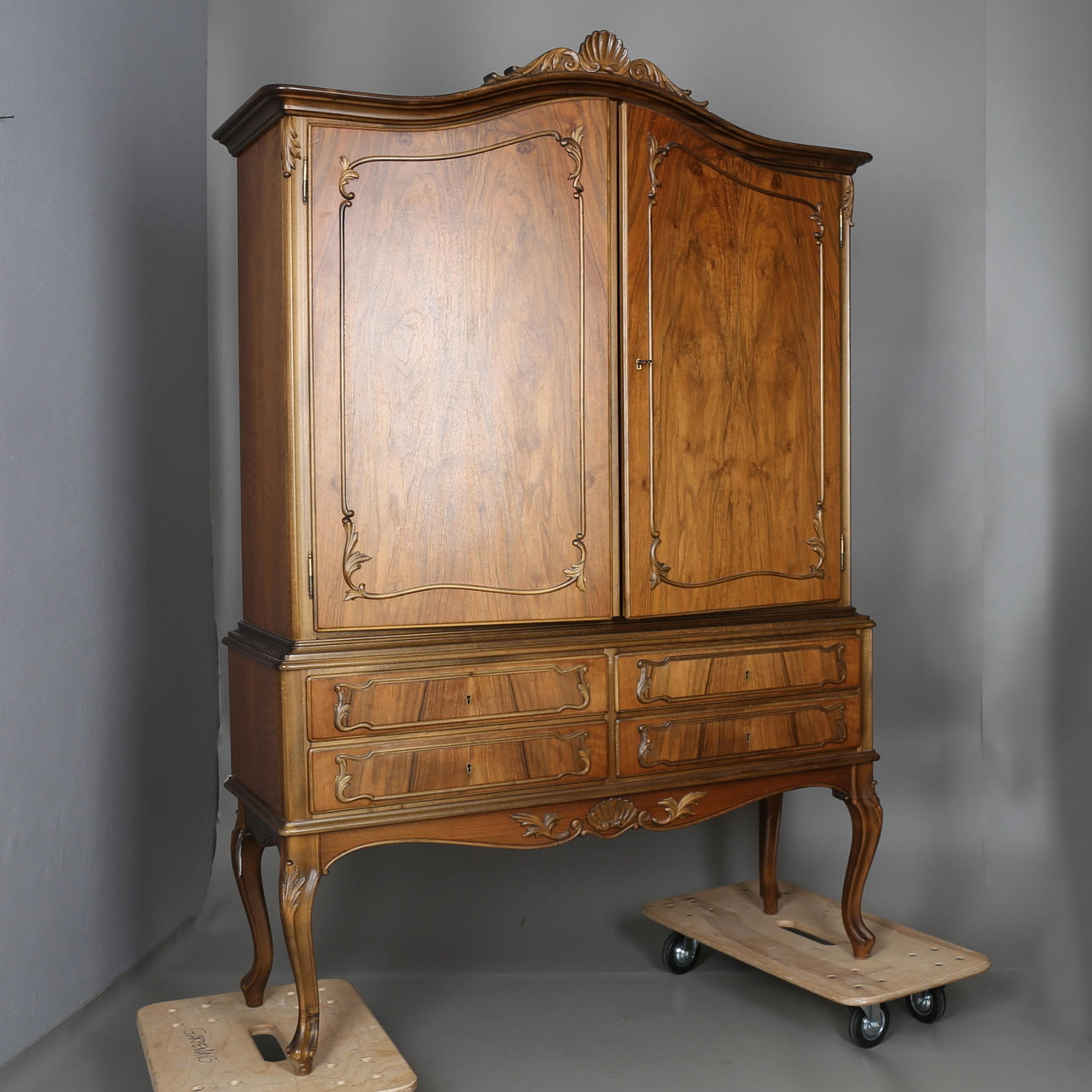 SALSSKÅP i valnöt , 1900-talets andra hälft.