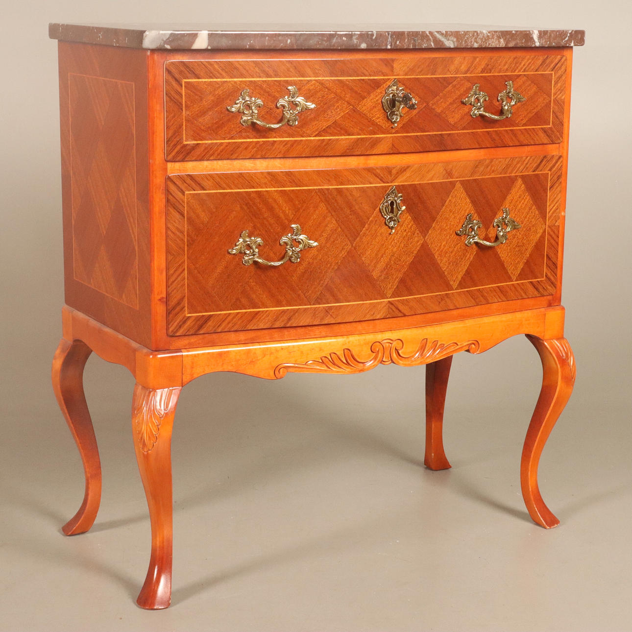 Kommode med marmorplade.