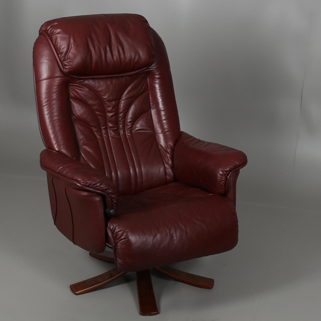 VILFÅTÖLJ med klädsel i rödbrunt skinn.