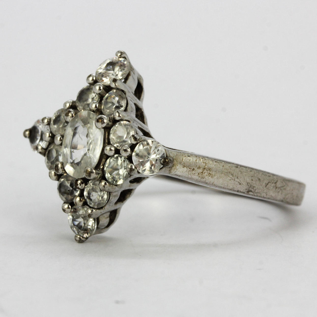 SILBER- UND RATANAKIRI-WEIßER ZIRKONRING.