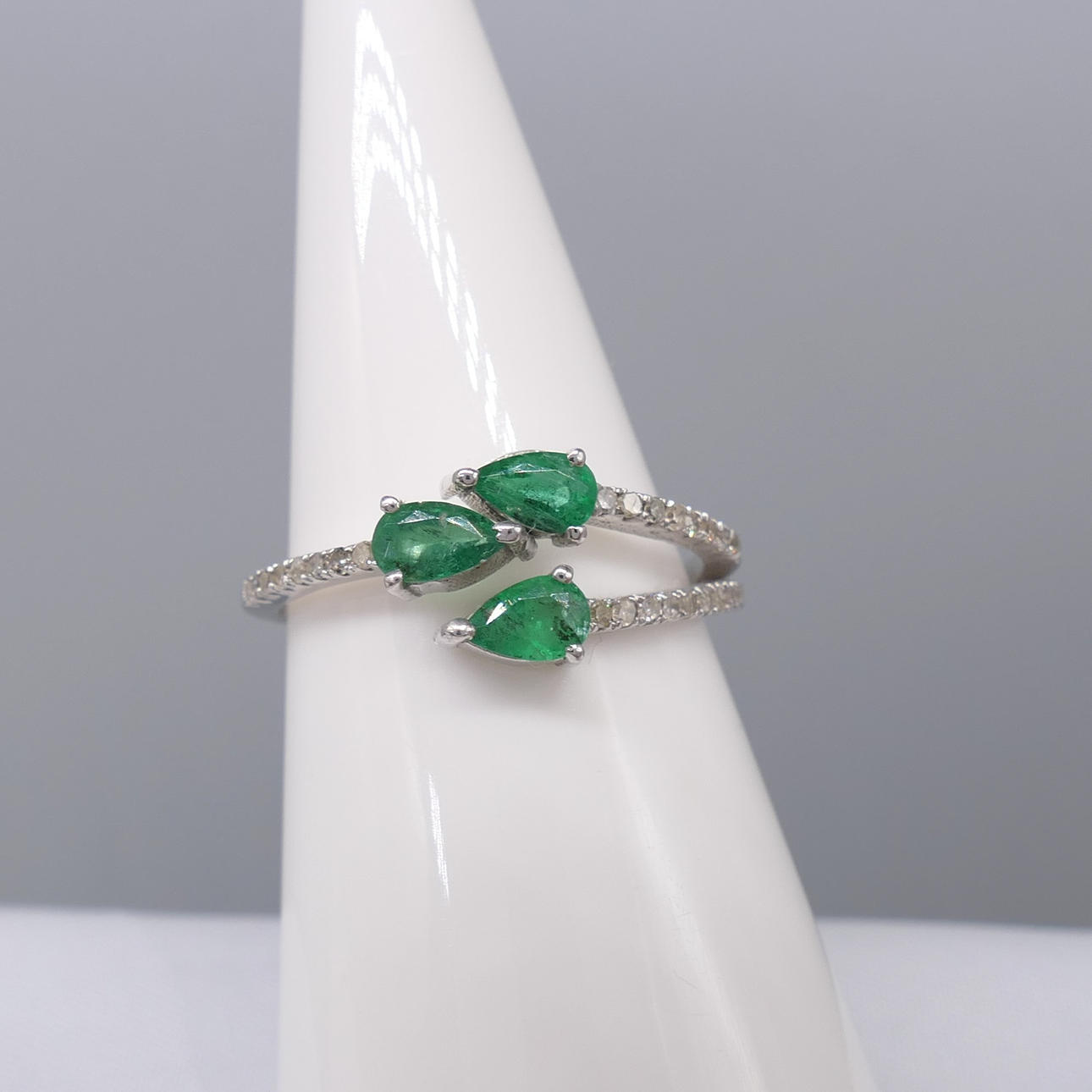 PÆREFORM SMARALD & DIAMANT ring.