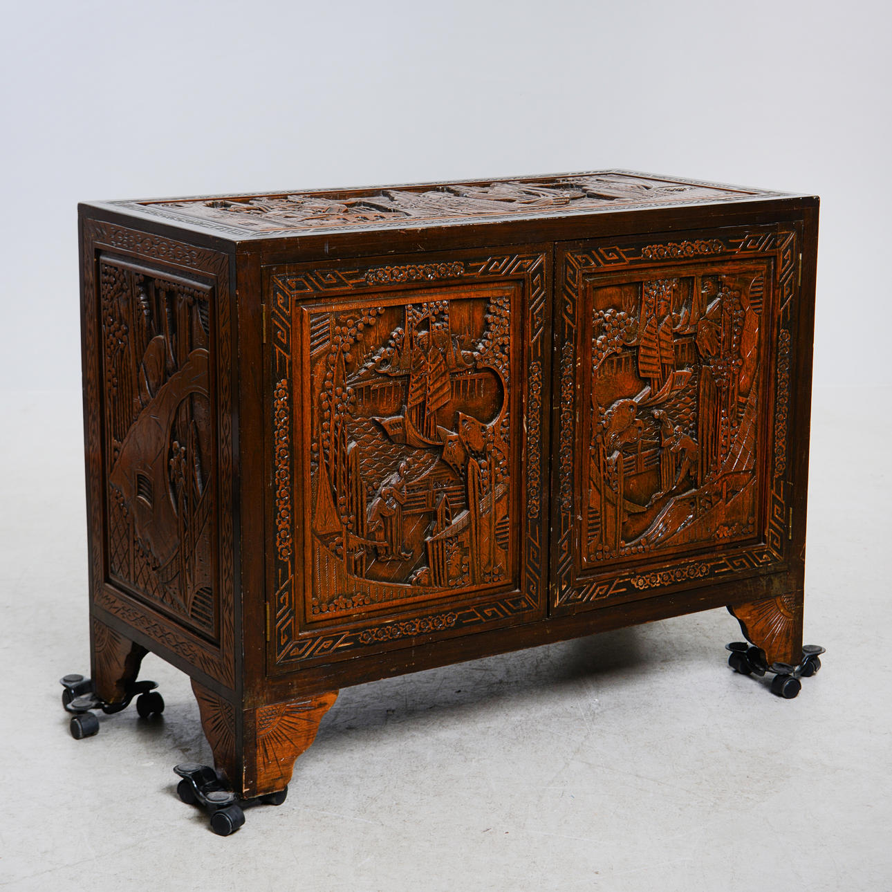 SIDEBOARD, orientalisch, 20. Jahrhundert.