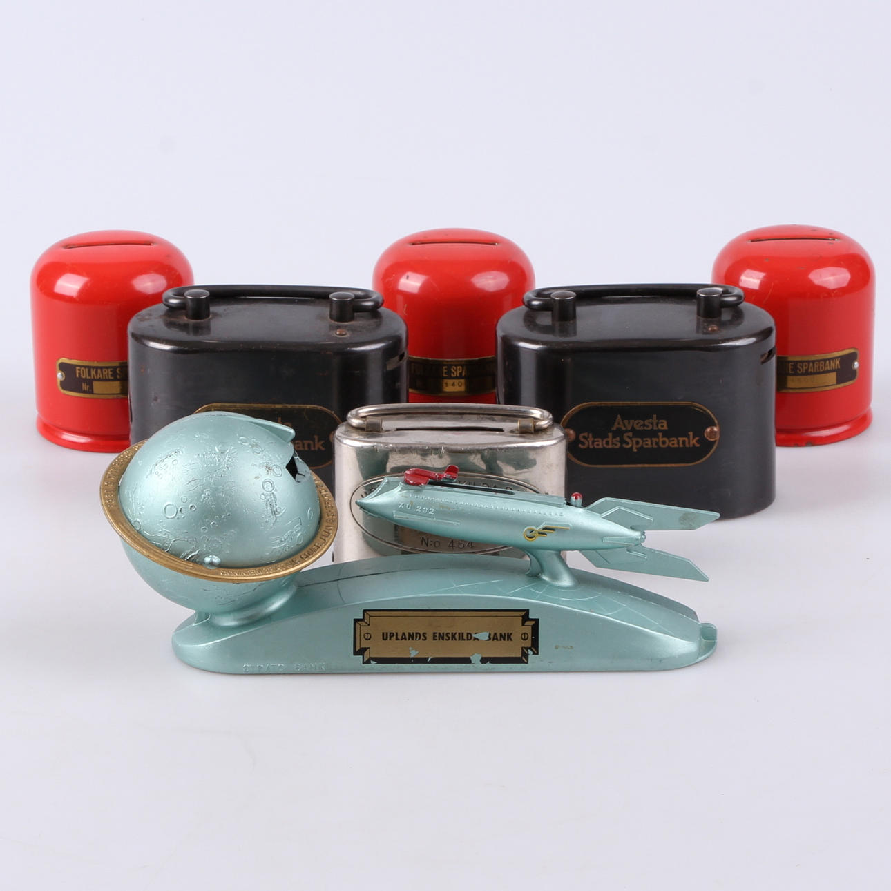 SPARBÖSSOR, 7 st. Metall, 1900-tal.