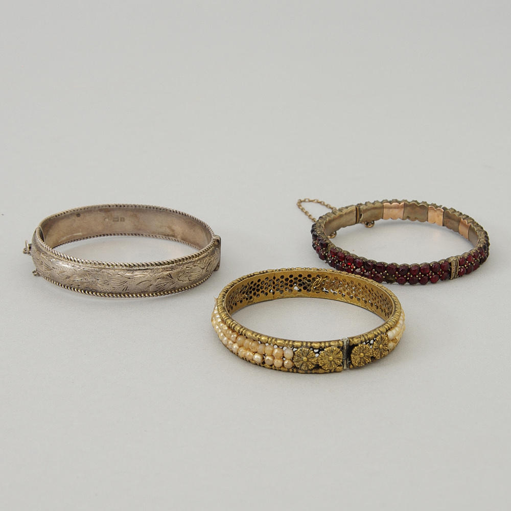 ARMBAND, 3 stycken, bl. a. silver.