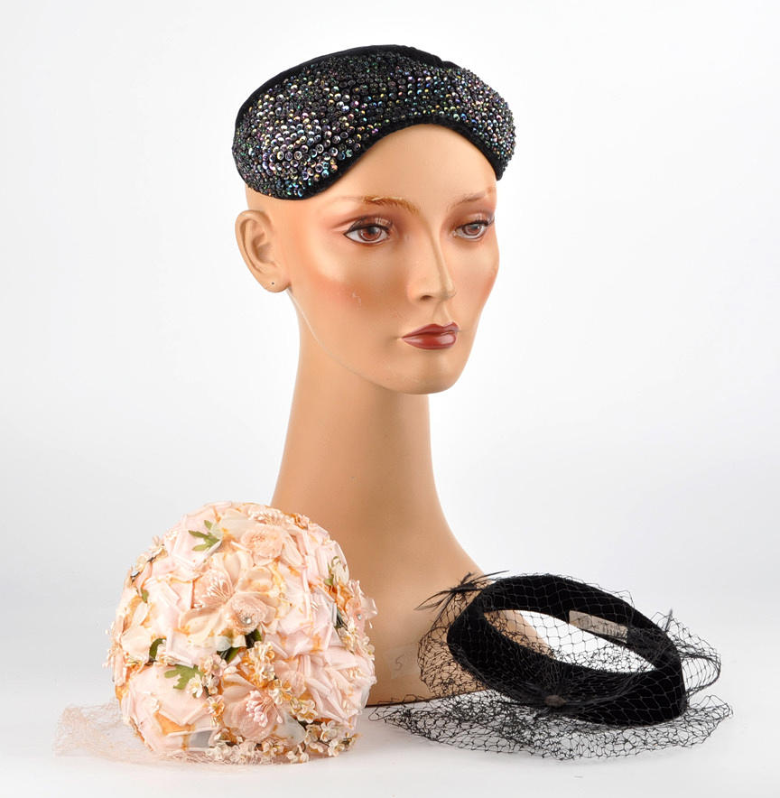 KOPFBEDECKUNG 35. damhatt huva, mössa. Spel av 3.