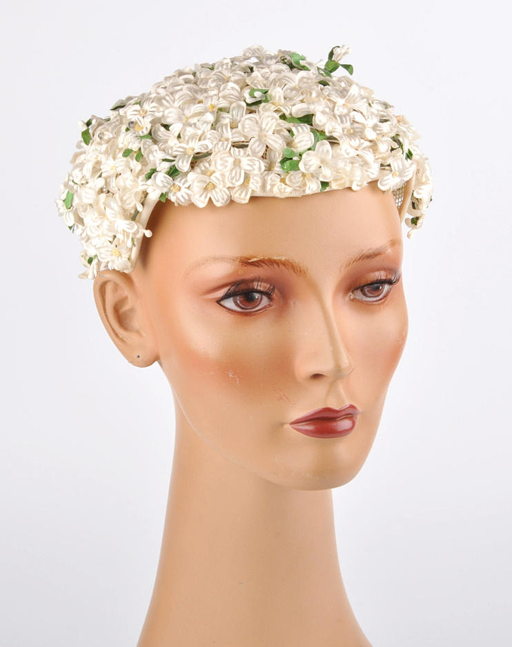 KOPFBEDECKUNG 36. damhatt Motorhuv, mössa med stiliserade prästkragar och liljekonvaljer.