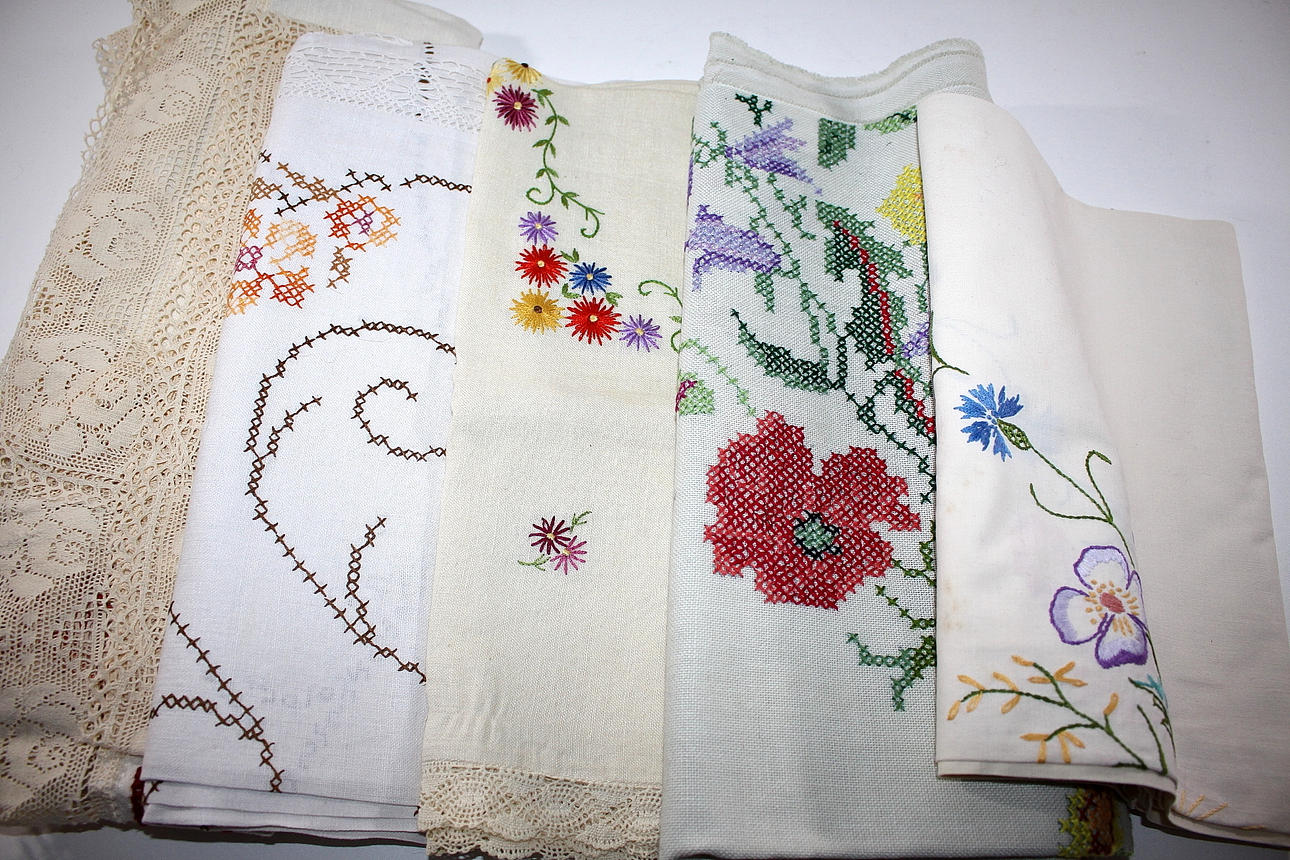 DUKAR, 5 st, broderade.