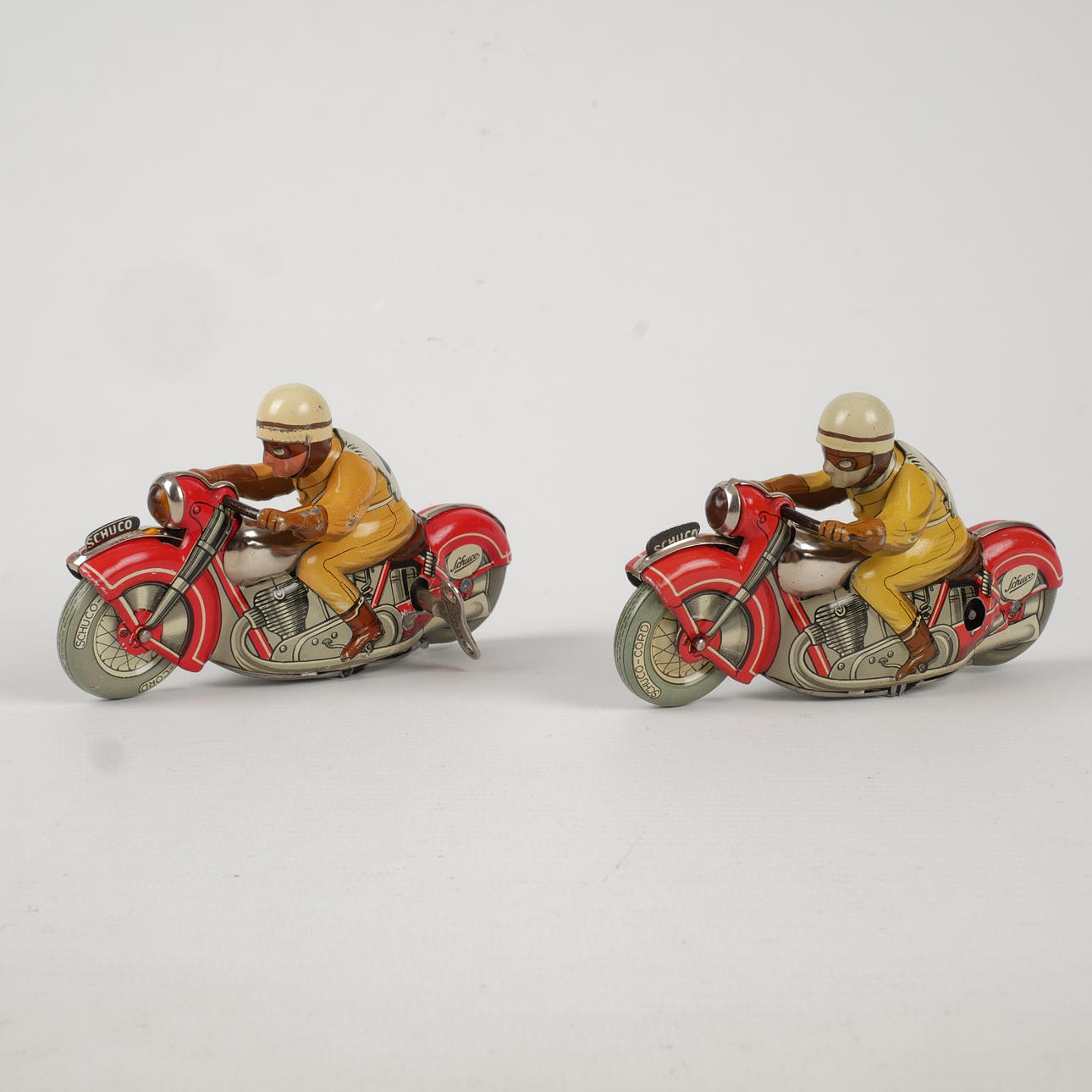 SCHUCO, Motorräder, 2 Stück, lithografierte Platte mit Uhrwerk.