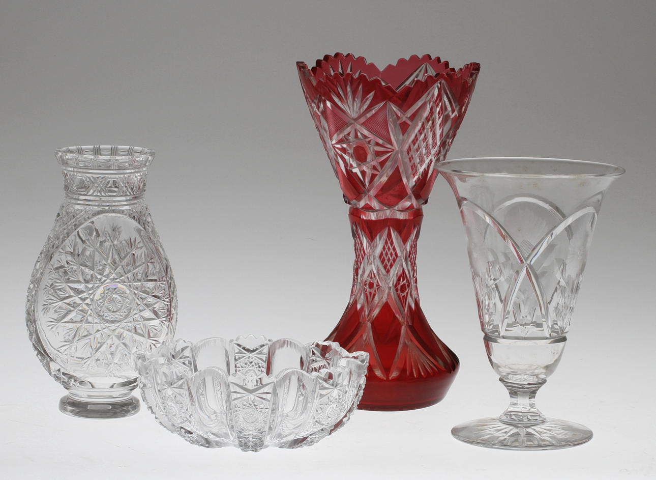 PARTI GLAS, 4 delar, skål samt vaser, 1900-tal.