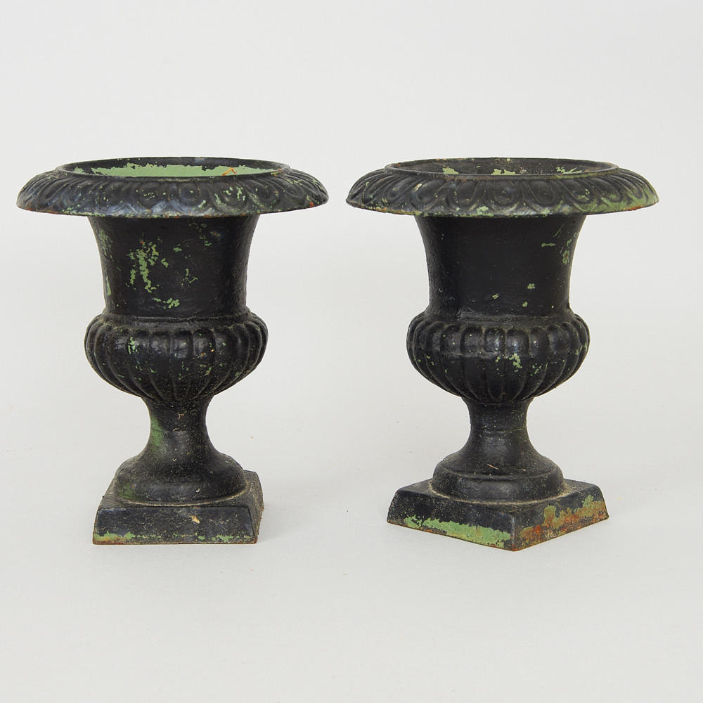 URNOR, 1 par, målad gjutjärn, 1900-tal.