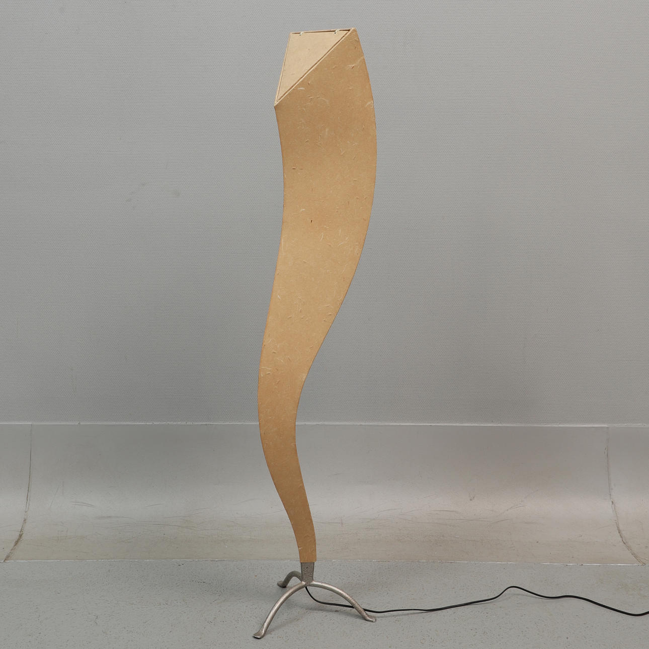 STEHLEUCHTE, Papier, Ende des 20. Jahrhunderts.